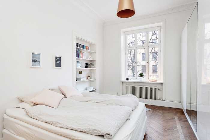 Мрачная комнатаТёмная комната фон Готический стиль в интерьере Телевизор в темной комнате Тотал Блэк спальня Викторианская Готика интерьер спальни Викторианская Готика интерьер темный Готика и Минимализм в интерьере Тотал Блэк спальня Комната в темных тон