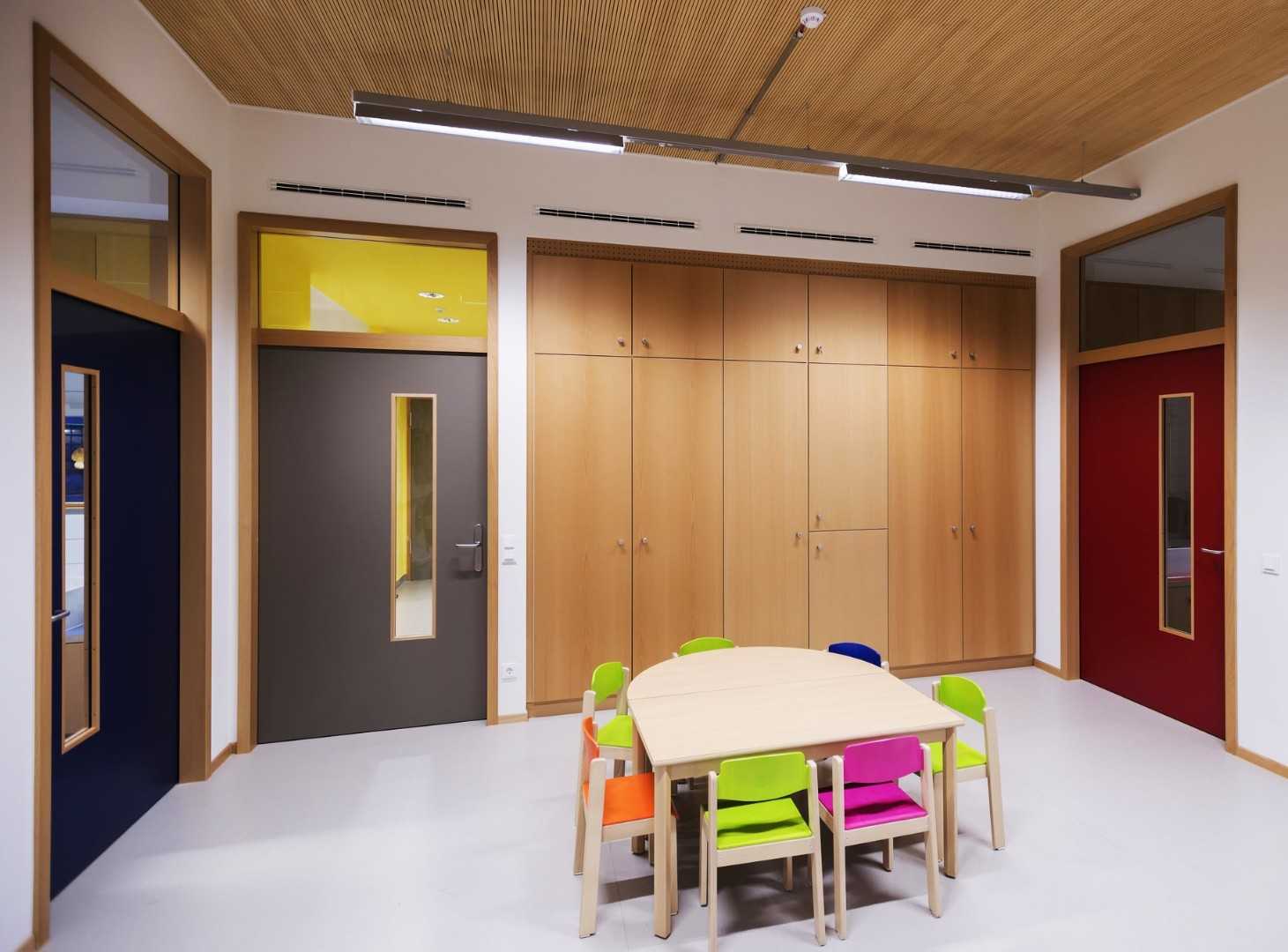 Дверь в школьный классСтенды в коридоре школы Украшение двери класса математики Украсить дверь в школьный класс Украшение двери класса к 1 сентября Украшение двери кабинета английского языка Двери в школе Мотивирующий декор для класса Игровая украшенная д