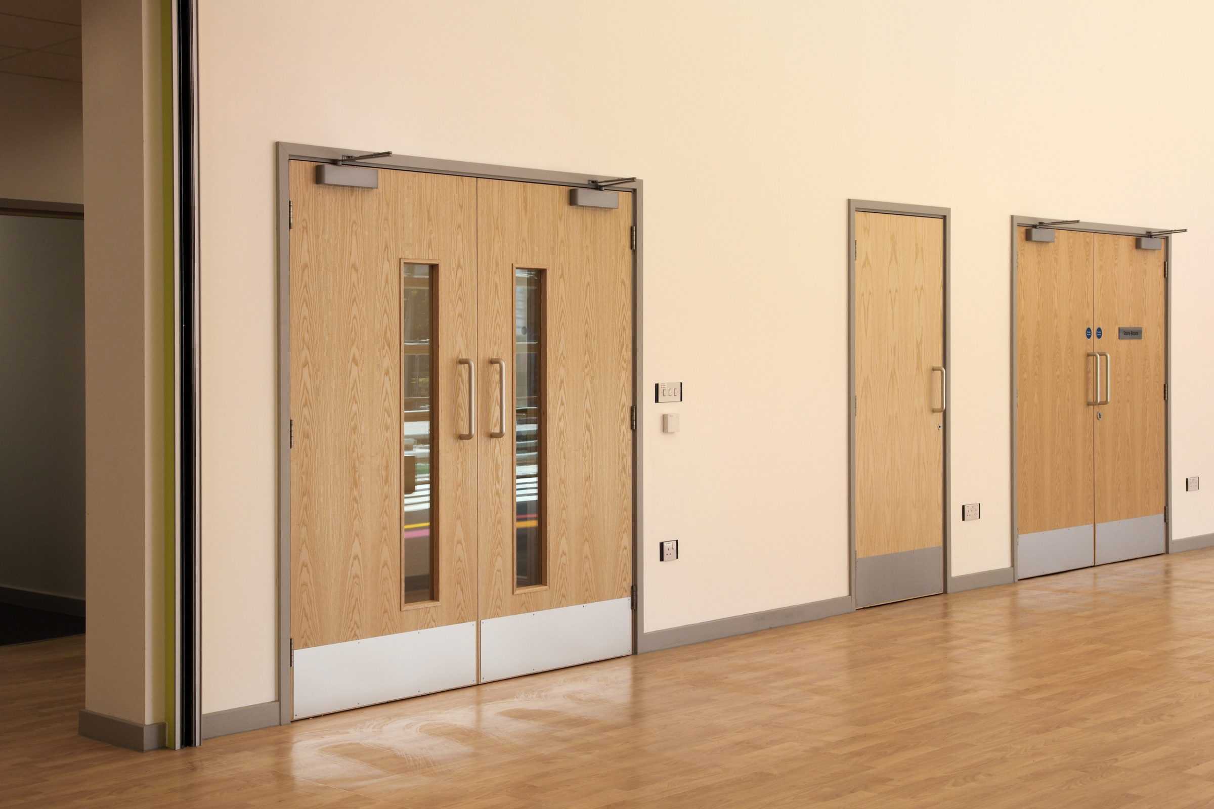 Дверь в школьный классСтенды в коридоре школы Украшение двери класса математики Украсить дверь в школьный класс Украшение двери класса к 1 сентября Украшение двери кабинета английского языка Двери в школе Мотивирующий декор для класса Игровая украшенная д