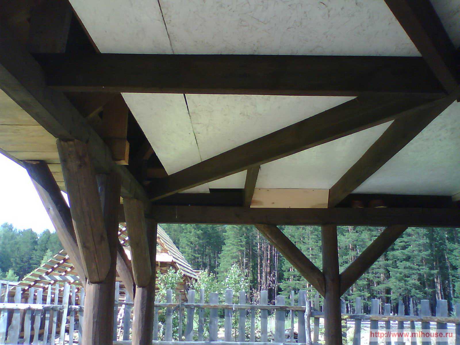 Чем подшивают потолок беседки