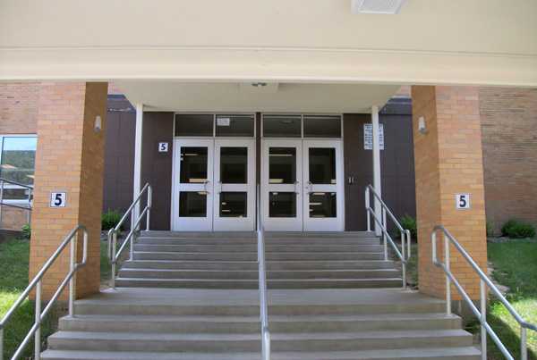 Дверь в школьный классСтенды в коридоре школы Украшение двери класса математики Украсить дверь в школьный класс Украшение двери класса к 1 сентября Украшение двери кабинета английского языка Двери в школе Мотивирующий декор для класса Игровая украшенная д