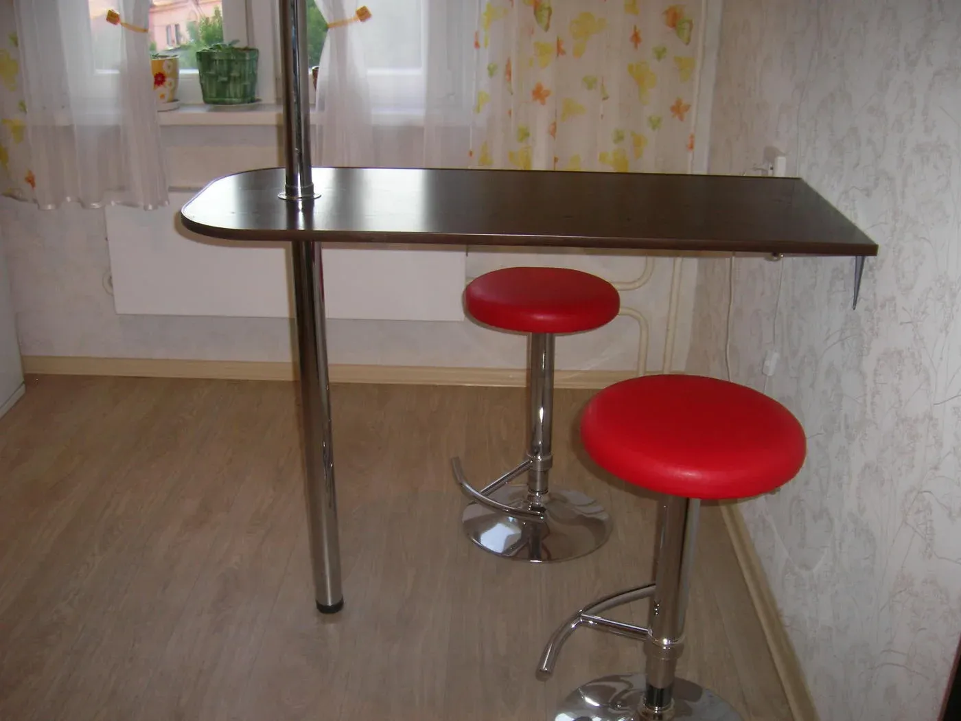 Дизайн маленькой кухни с барной стойкой