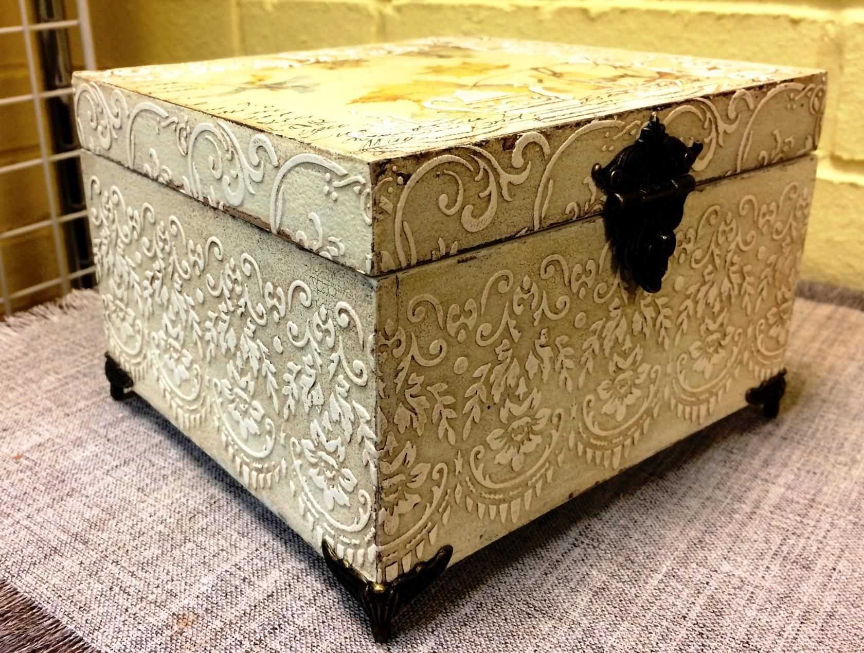 Сундук в интерьере: винтажная нота в современном дизайне