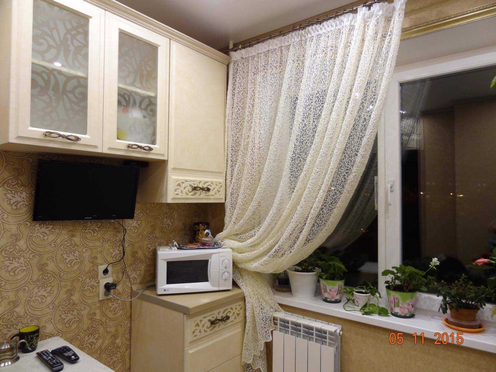 С холодильником дизайн маленькой кухни в хрущевке, угловая кухня в хрущевке с холодильником, дизайн маленькой кухни с холодильником