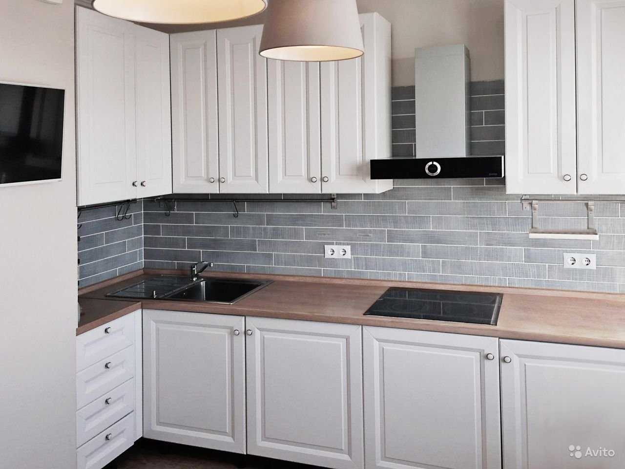 Белая кухня с фрезеровкойКухня серого цвета в интерьере Кухня Castagna deco Белая матовая кухня с фрезеровкой Белая кухня Неоклассика Неоклассика белая кухня Угловая кухня МДФ классика с антресолью Филенчатые фасады для кухни Массив Бора Наяда белый с пат