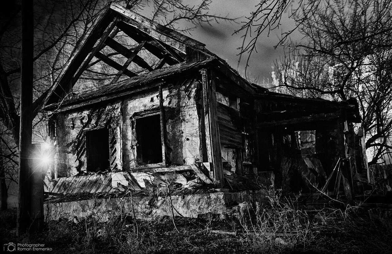 Российский фотограф показала поселки-призраки на севере страны. в некоторых квартирах замерзает даже мебель