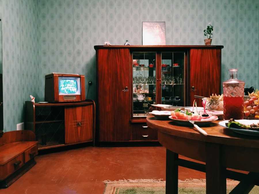 Советская стенка в современном интерьере: как вписать ее в комнату удачно?