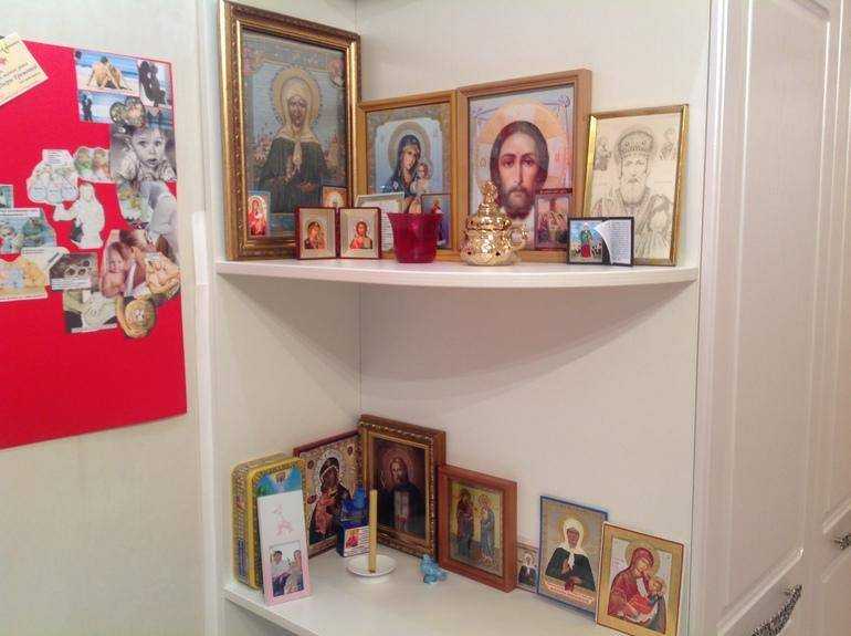 Уголок с иконами в домеИконная полка Треугольная полка для икон с лампадой Киот божница Домашний иконостас красный угол Домашний иконостас Иконостас полка Иконостас в квартире Старообрядческая божница Иконостас дома Домашний иконостас из дерева Домашний и