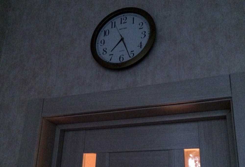 Как выбрать настенные часы для разных стилей интерьеров, советы по выбору стиля - 34 фото