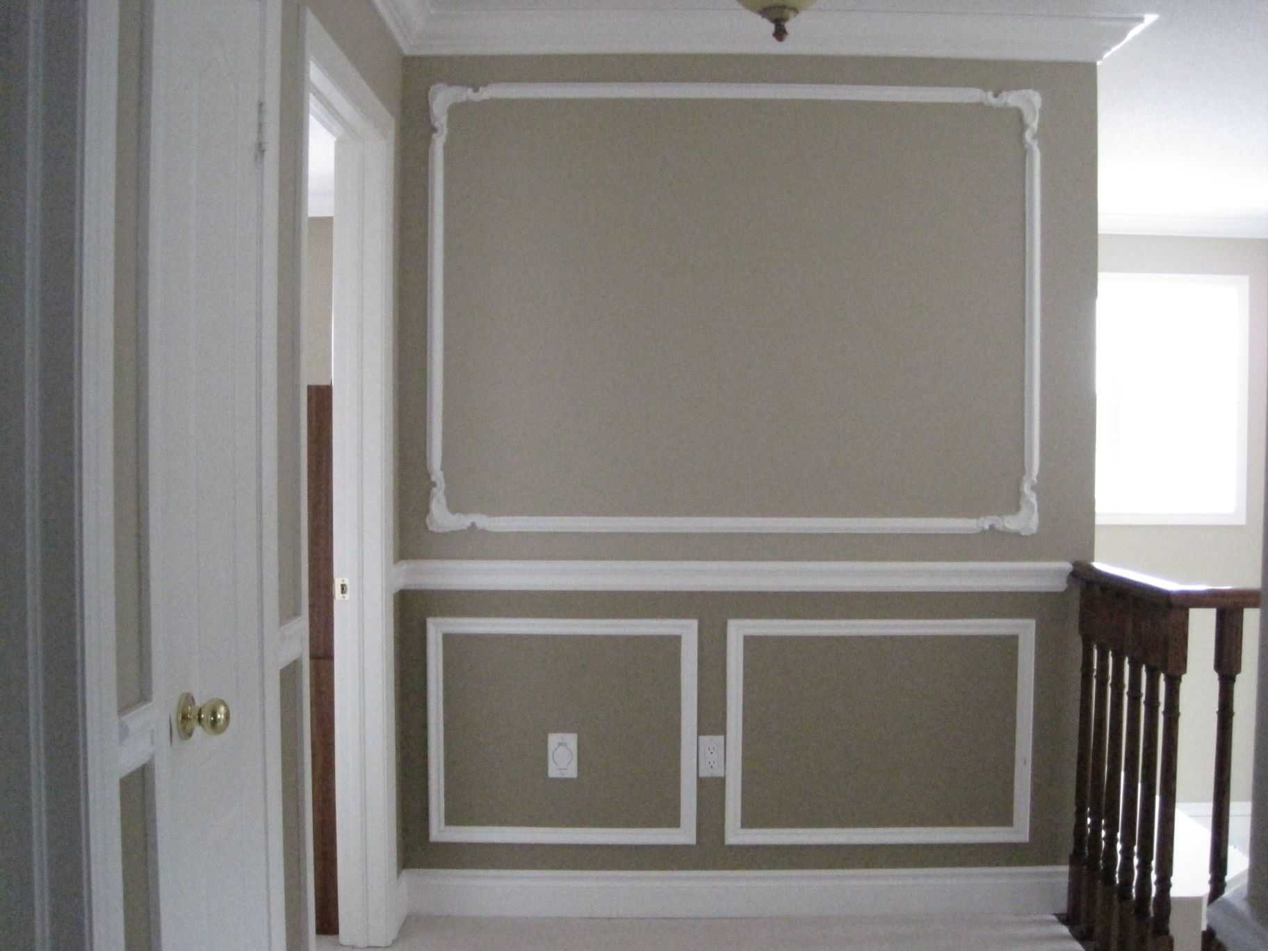 Молдинги в интерьере для разделения обоев