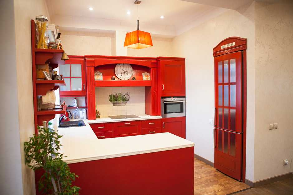 Кухня с красным холодильником - 50 потрясающих интерьеров