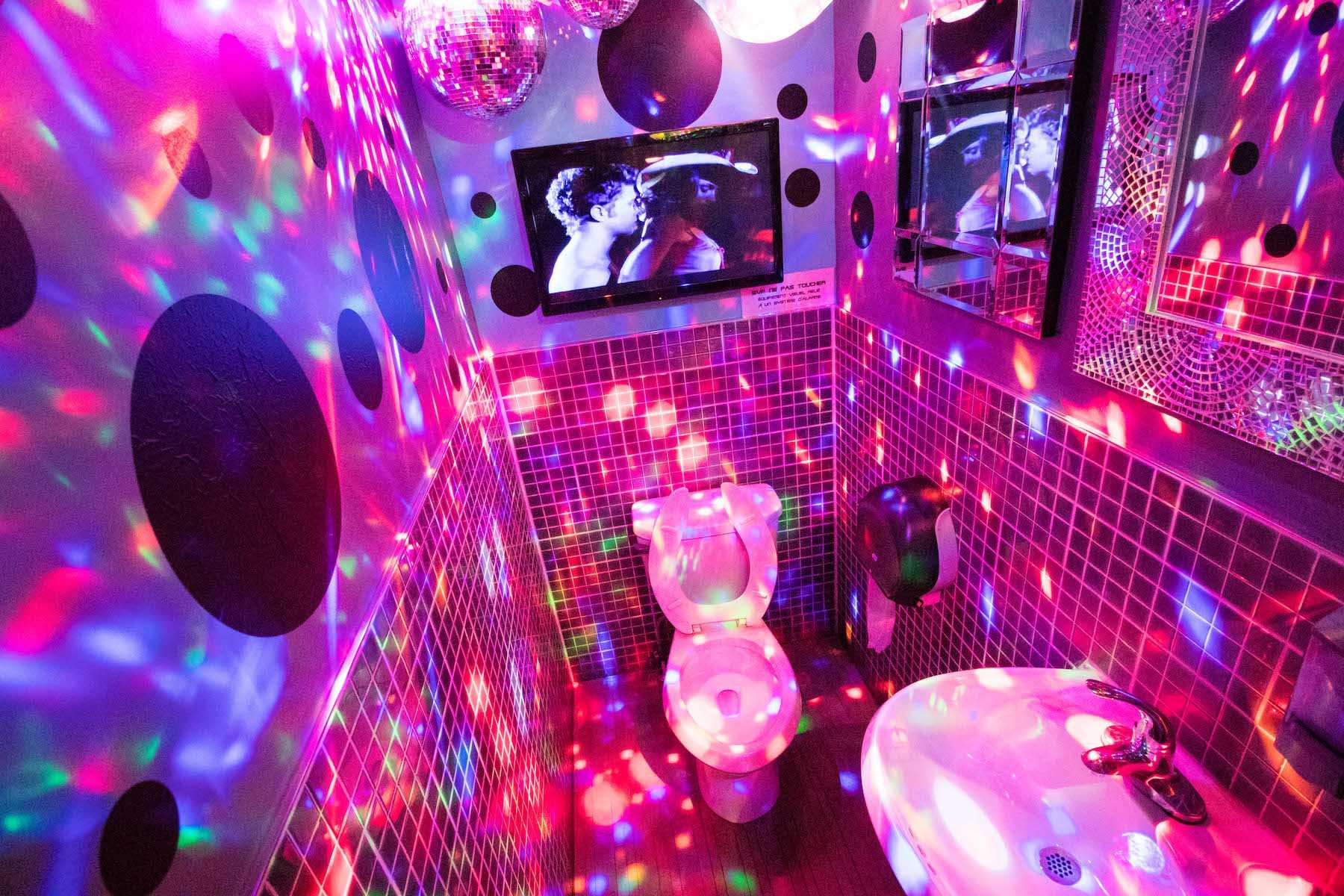 Ночной клуб туалет видео. Интерьер в стиле диско. Комната в стиле диско. Туалет в стиле диско. Ресторан в стиле диско.