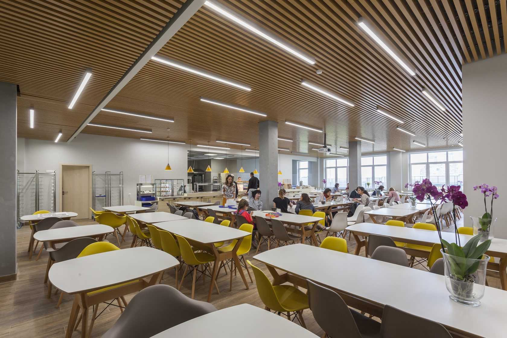 Школьная лестницаШкольные лестницы желто зеленые Покраска стен в школе Интерьер школьных коридоров и лестниц Лестничные пролеты в школе Лестница в школе дизайн Лестницы в школе будущего Лестница в школе Лестницы в зданиях образовательных учреждений Красна