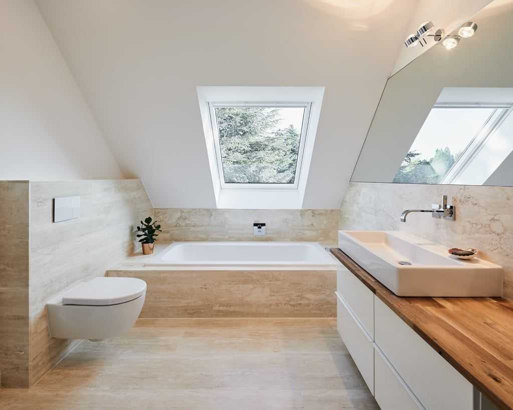 Ванная на мансарде - фото дизайна и идеи интерьера со скошенным потолком - mnogovdom.ru