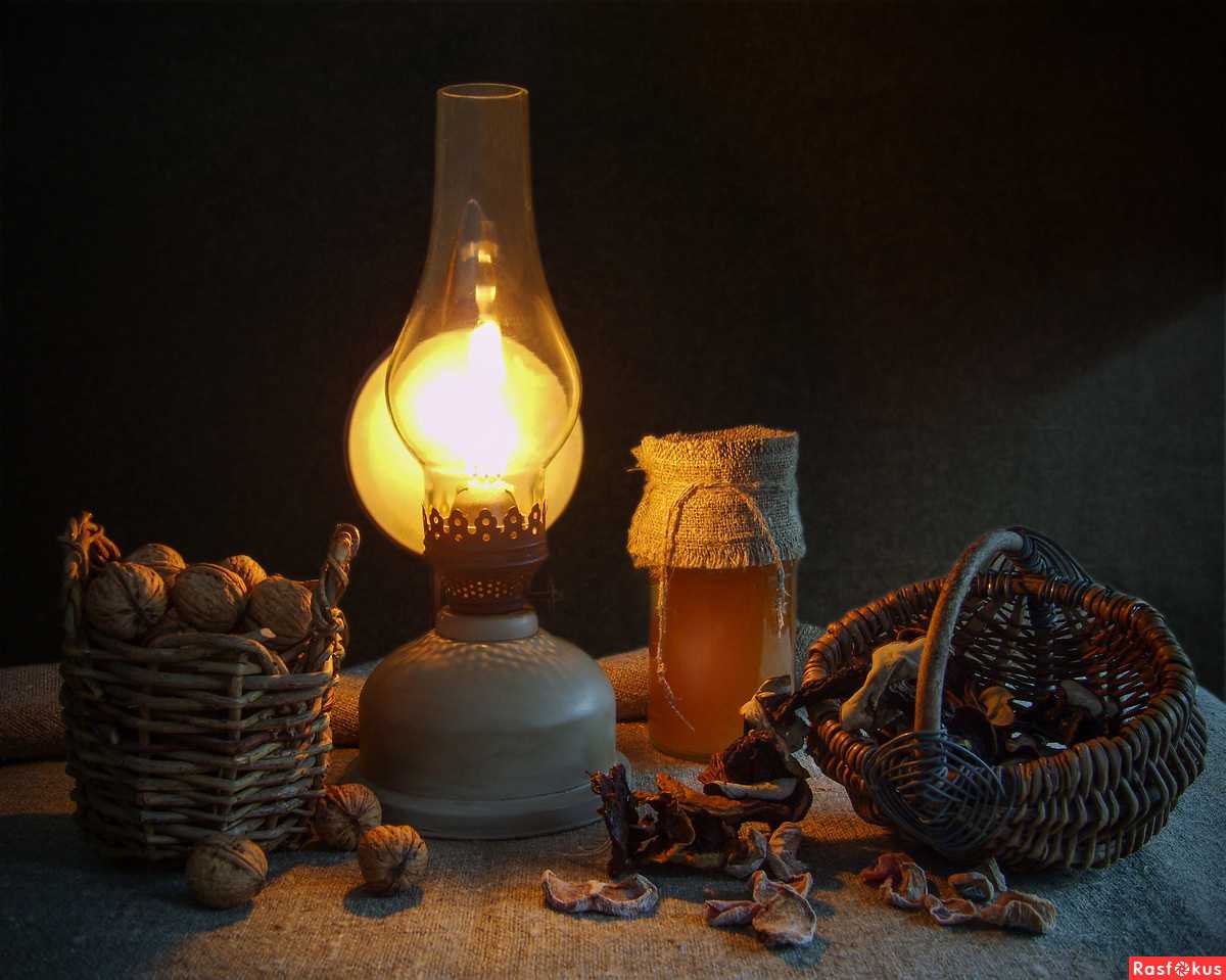 Свеча какой источник света. Керосиновая лампа 19 века. Натюрморт с керосиновой лампой. Освещение керосиновой лампой.