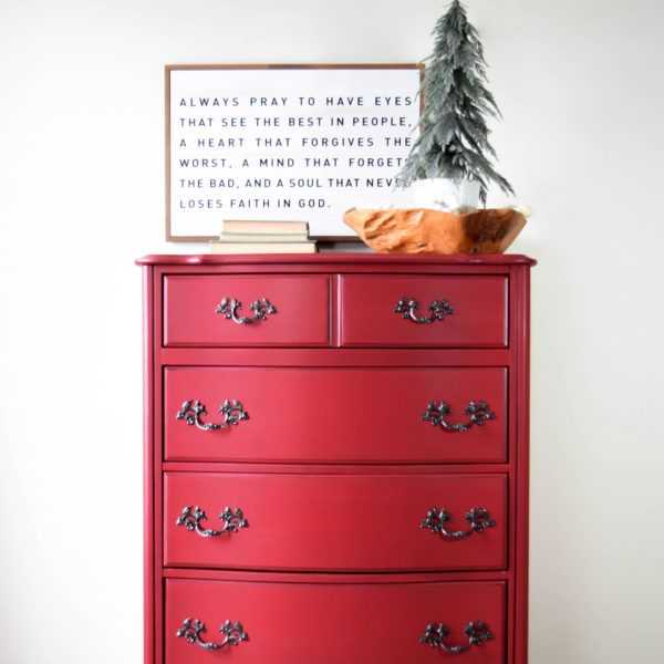 Как выбрать и красиво украсить комод в гостиной?