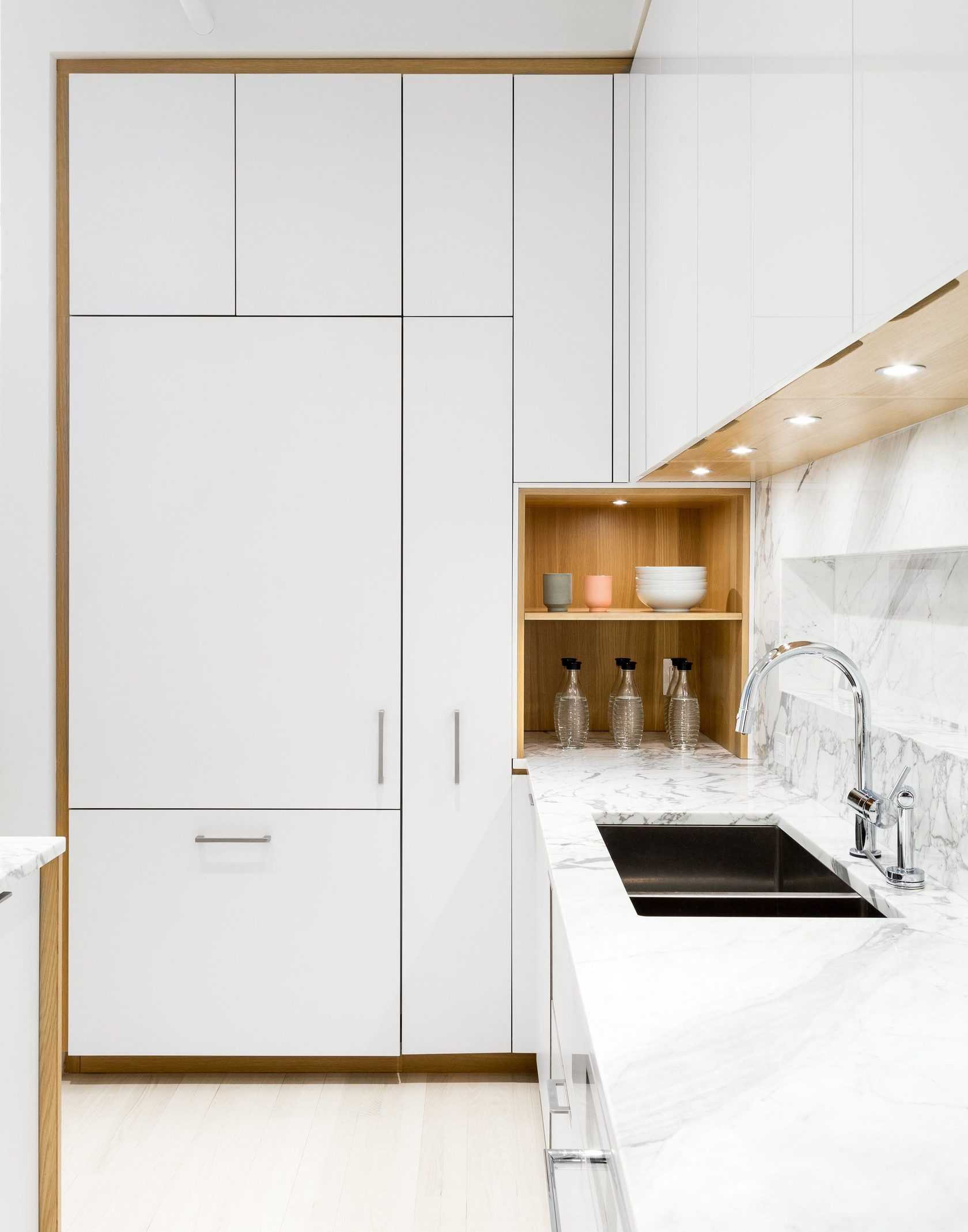 Пенал для кухни со стекломВитрина Siematic Стеклянные пеналы на кухне в современном стиле Кухонный шкаф со стеклом Витрина Siematic Колонна со встроенной техникой Кухни с о стекланным шкафом Встроенные кухонные шкафы Пенал Douglas 50 белый со стеклом Угло