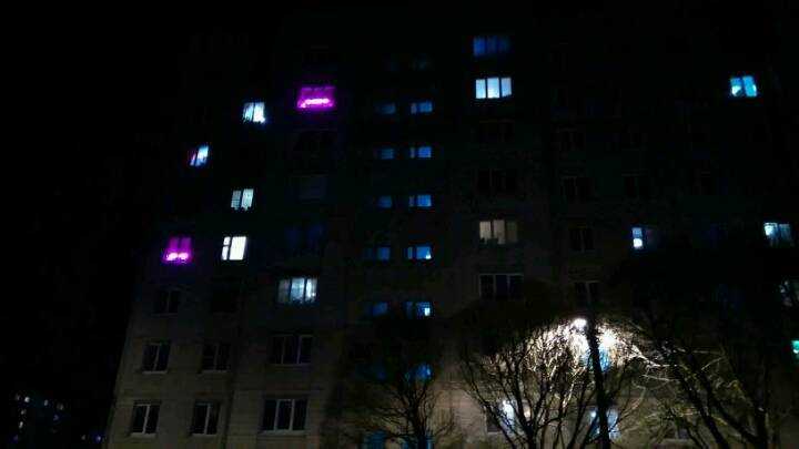 Откуда в окнах розовый свет