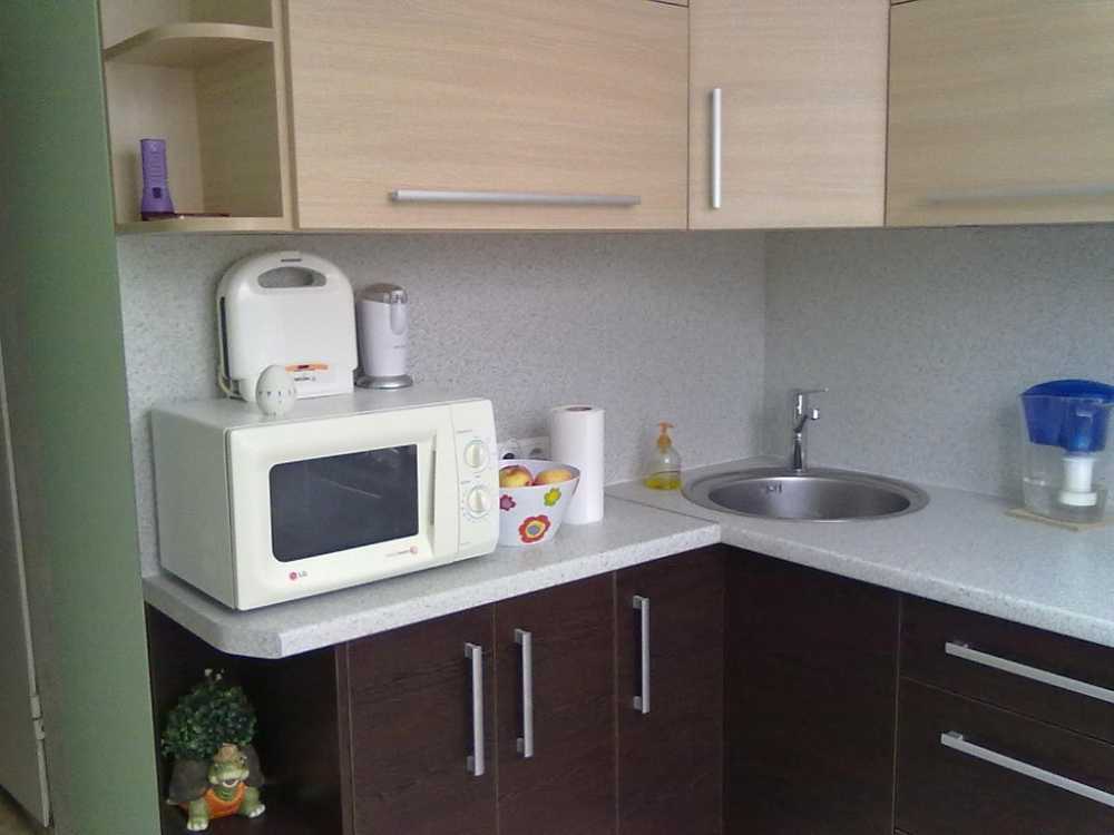 Куда поставить микроволновку на кухне: реальные фото примеры